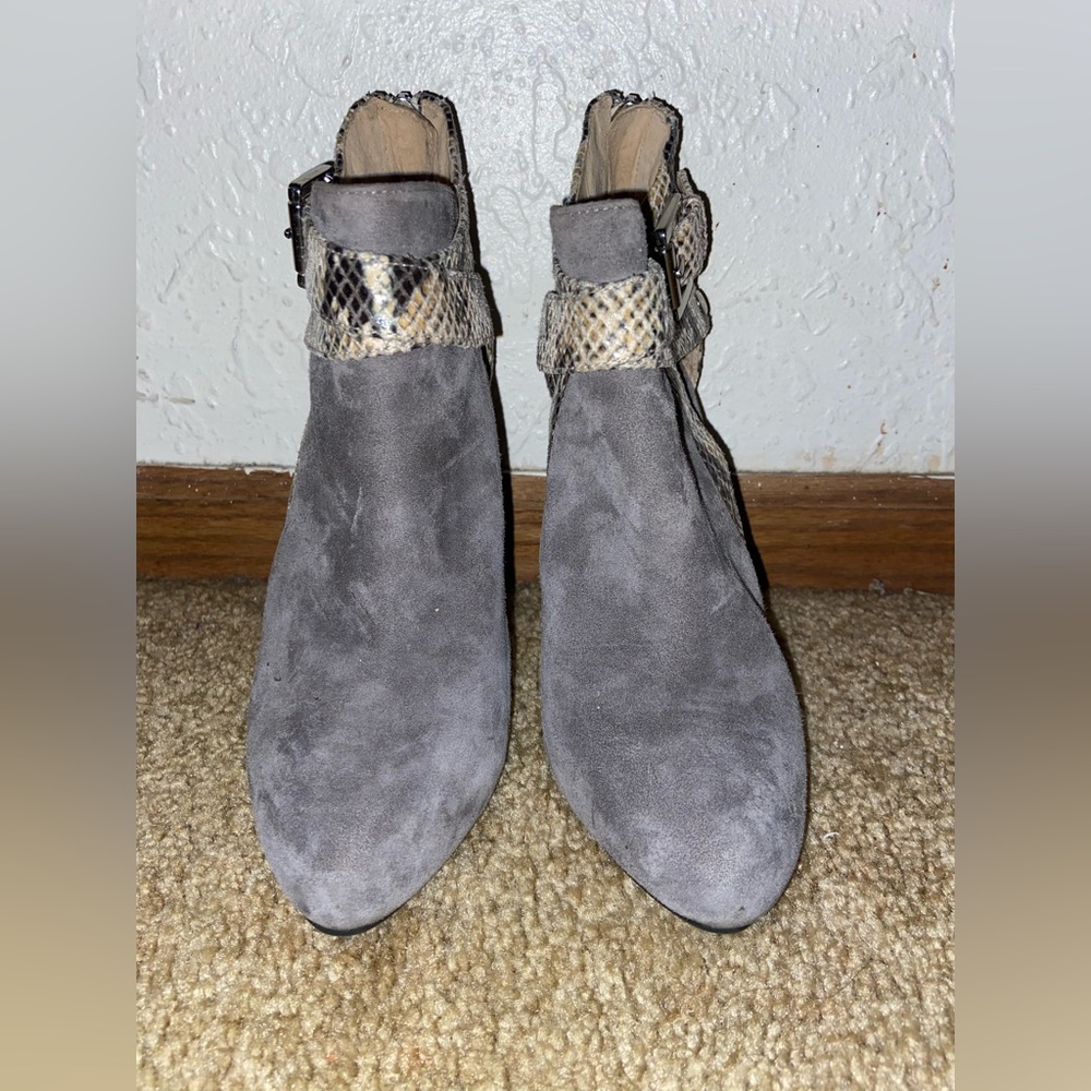 Selling these GUESS grey heels . So cute